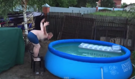 Saltador nivel 'dios': El clavado del año terminó con un alto puntaje… de risas 