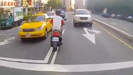 Frenética persecución policial en Taiwán con un final de impacto