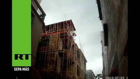 China: un policía salva a un suicida atrapándolo en el aire