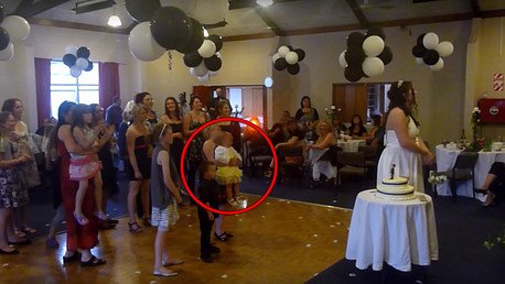 ¿El 'bouquet' o el bebé?: esta niña sí que sabe de prioridades