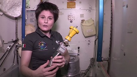 Astronauta muestra cómo se utiliza el baño en la Estación Espacial Internacional