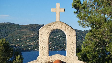 Un cura trata de salvar a toda una comuna italiana haciendo un exorcismo desde un helicóptero