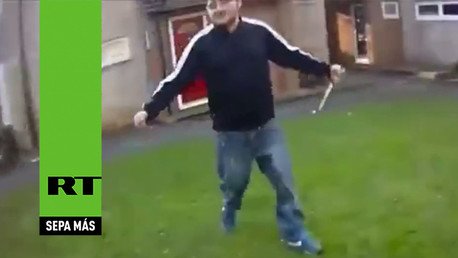 Policía graba el dramático momento en el que es atacado con un cuchillo