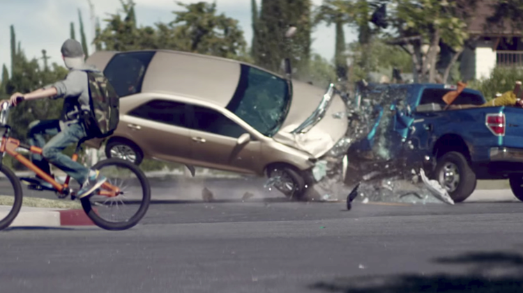 Después de ver este impresionante video usted, quizá, nunca más mirará el teléfono al volante