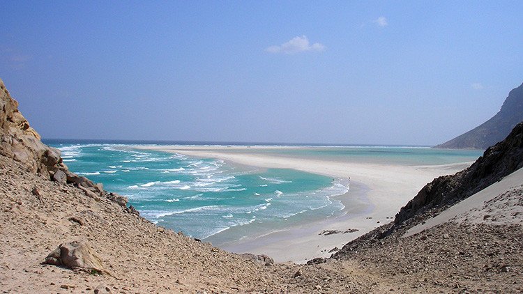 Arabia Saudita construye una base naval en una isla yemení