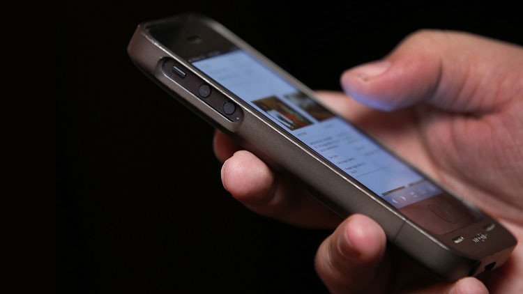 ¿Se tropieza o tiene olvidos frecuentes? Los móviles e Internet causan desórdenes cerebrales