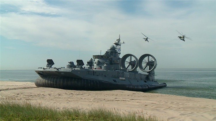 VIDEO: El aerodeslizador más grande del mundo abre un evento deportivo militar en Rusia