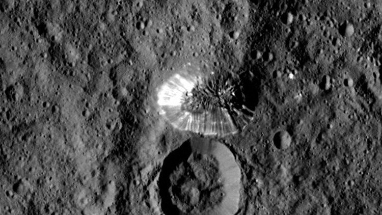 Como en Egipto pero en el planeta Ceres: la espectacular 'pirámide' que captó la NASA