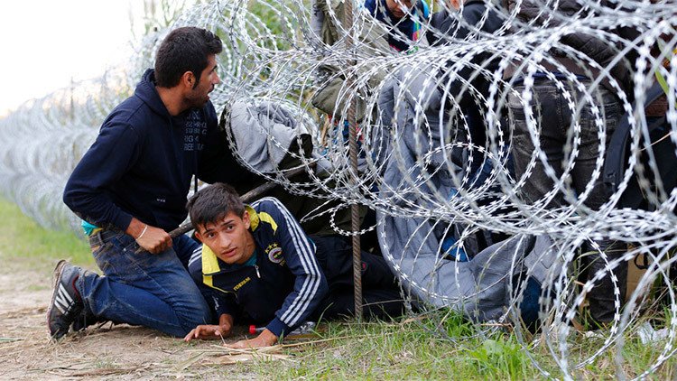 La Policía de Hungría usa gases lacrimógenas contra inmigrantes