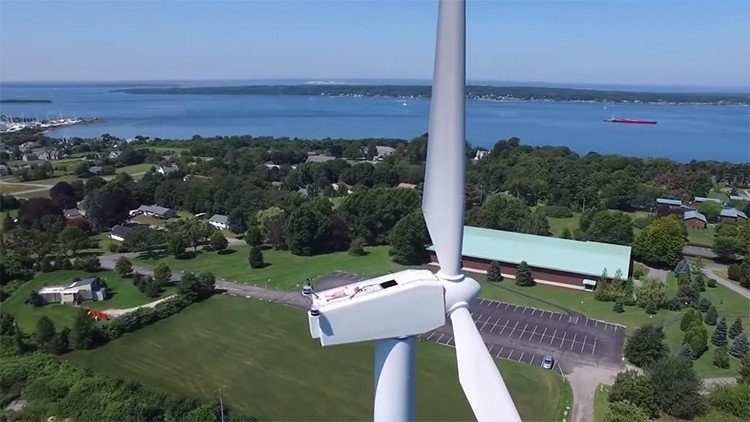 ¿Qué hace un hombre tirado sobre una turbina eólica de 60 metros de altura?