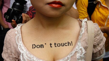 Protestas en Francia por el ataque a una mujer que tomaba el sol en bikini