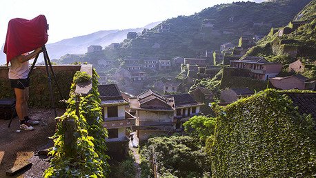 Descubra un pueblo chino fantasma abandonado y tragado por las enredaderas