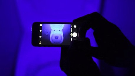 Así se convierte el flash de un teléfono en 'luz ultravioleta'