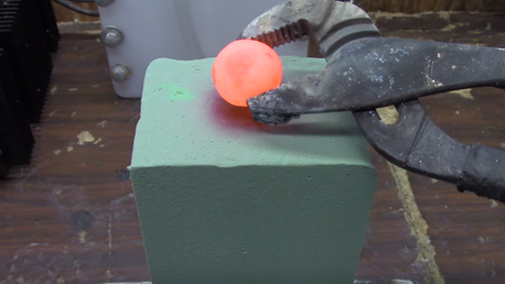 ¿Qué ocurre si pone una bola de níquel al rojo vivo sobre espuma floral?