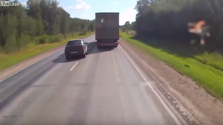 Esto es lo que NO se debe hacer en una autopista en el momento de adelantar a un vehículo