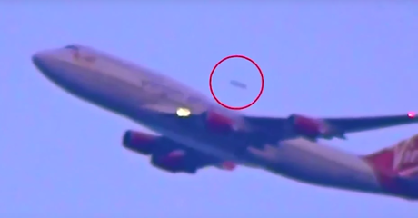 Graban un ovni adelantando a un avión de pasajeros sobre Nueva York