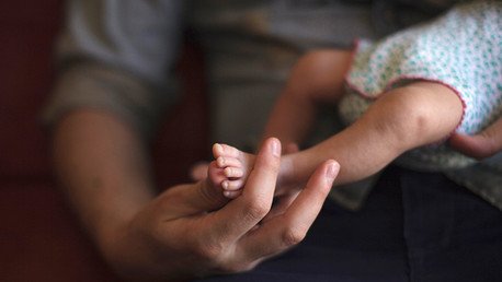 Texas niega el certificado de nacimiento a bebés hispanos violando la Constitución de EE.UU.