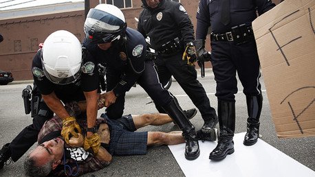 ¿Cómo se castigan las agresiones a un policía en distintos países?