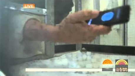 Prueba una aplicación repelente de mosquitos y casi le comen la mano