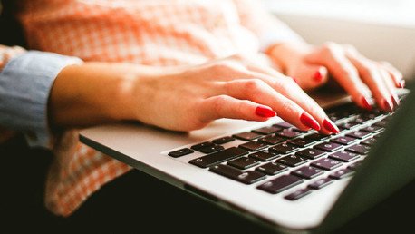 ¿Qué sucede cuando una mujer envía su novela a los agentes literarios bajo un seudónimo masculino?