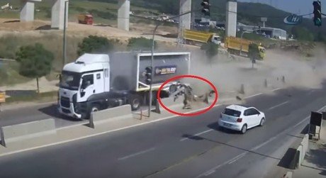 Renacen entre la chatarra: Camión destroza un coche pero los 7 ocupantes sobreviven