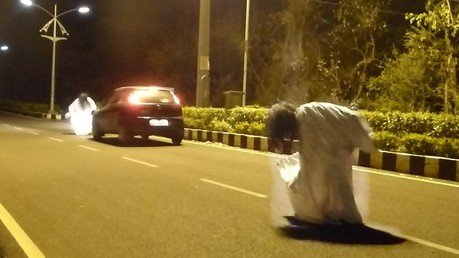 Algún día tenía que pasar: Un conductor casi mata a un 'fantasma' por hacerle una broma pesada