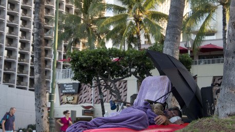 Honolulú quiere prohibir que los mendigos se sienten en público