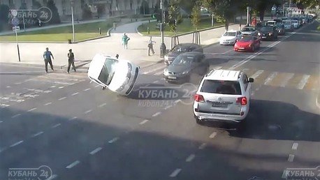 Estos peatones evitan en cámara lenta ser atropellados