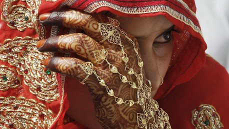 Las mujeres violadas en la India son 'purificadas' con una piedra de 40 kilos sobre la cabeza