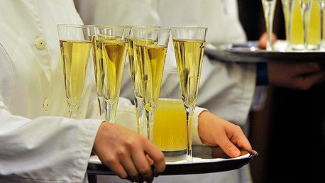 Quien a buen árbol se arrima...: las ventajas económicas de trabajar para los ricos