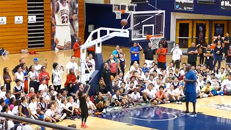 Este niño promesa del baloncesto dejó a Michael Jordan con la boca abierta