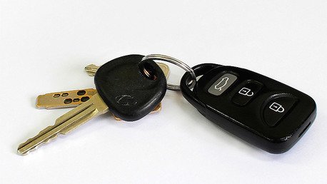 Inventan un dispositivo casero que desbloquea las puertas de autos
