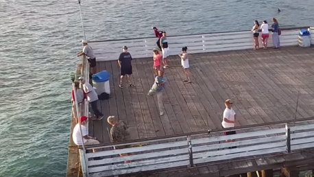 Un pescador ‘caza’ un dron al vuelo