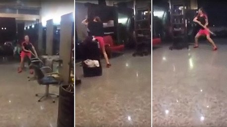 Mujer enloquecida destruye un salón de belleza con un mazo
