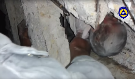 Milagro en Siria: Rescatan ileso a un bebé de una gran montaña de escombros
