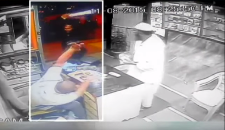 Un drogadicto ataca a un tendero discapacitado con una espada y un cliente lo salva de milagro