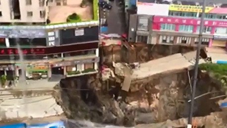 Video impactante: Una estación de metro es 'succionada' por la tierra en China
