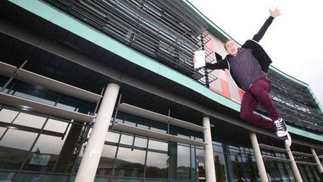 Indigente logra ingresar a Cambridge luego de un esfuerzo sobrehumano