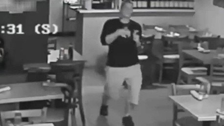 El ladrón-bailón: roba un bolso y se marca un baile