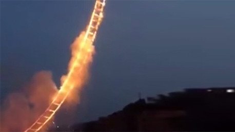 Una 'escalera al cielo' pero que parece venir del infierno