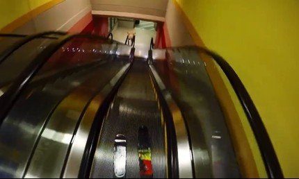 Esquiando sobre las escaleras mecánicas