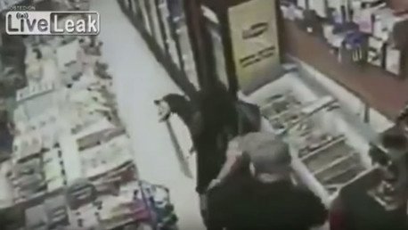 Intentan asaltar una tienda con sendos machetes pero no sabían que les esperaba una sorpresa mayor 