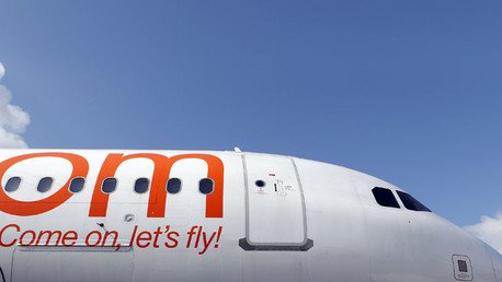 Imágenes dramáticas de abuso policial contra un pasajero a bordo de un avión en Reino Unido