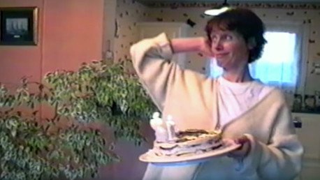 Lo que pasa por jugar con la comida: accidentes con pasteles de cumpleaños 