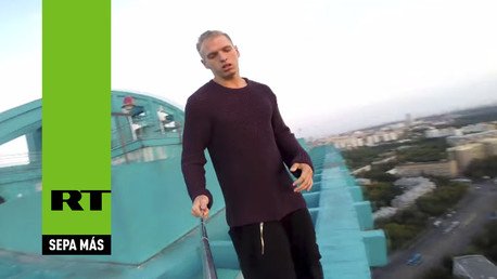 Jóvenes temerarios juegan con sus vidas en lo alto de un edificio de 34 pisos