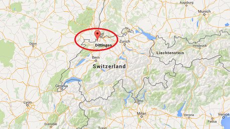 Dos aviones chocan durante una exhibición aérea en Suiza (Fotos)