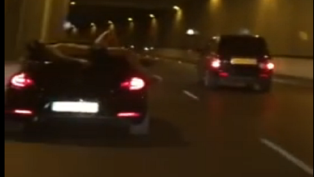 A toda velocidad por las calles de Marbella con un hombre semidesnudo en el techo
