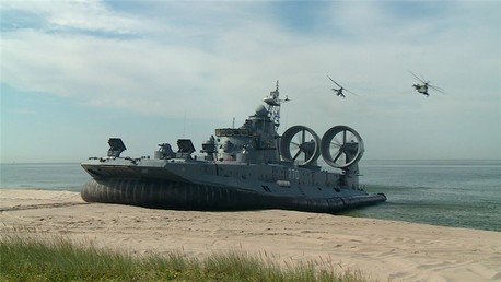 VIDEO: El aerodeslizador más grande del mundo abre un evento deportivo militar en Rusia