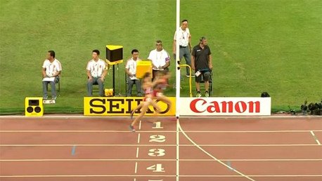 Esto le pasó por celebrar antes de tiempo en una carrera de atletismo