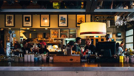 Trabajó en un restaurante y como no le pagan se presenta a comer gratis